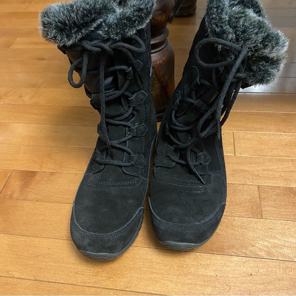 The North Face Shoes - Women’s The North Face Size 9 Black Lace up Winter Boots with Faux Fur Trim GUC